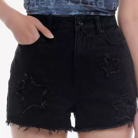 542 NWT Hot Topic Social Collision Black Star Patch Girls Denim Shorts Size 3 - Picture 1 of 8